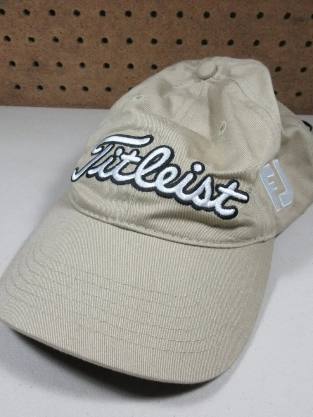 Titleist mens beige white black FJ FootJoy strapback golf hat OS EUC